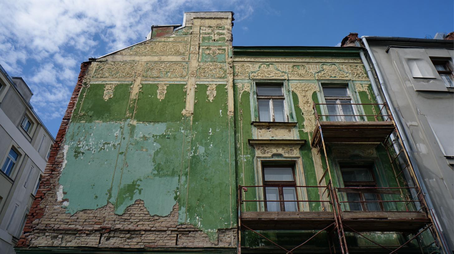 Profesionální rady pro nátěr staré fasády (Plzeň). Jak vybrat řemeslníky a dodavatele pro nátěr fasády v Plzni