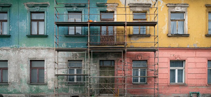 Postupy krok za krokem při malování na fasádu (Ostrava)
