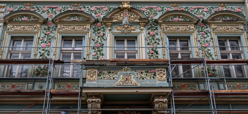 Detailní pohled na renovace staré fasády (Opava)