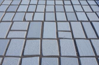 Detailní pohled na pokládku dlažby (Děčín)