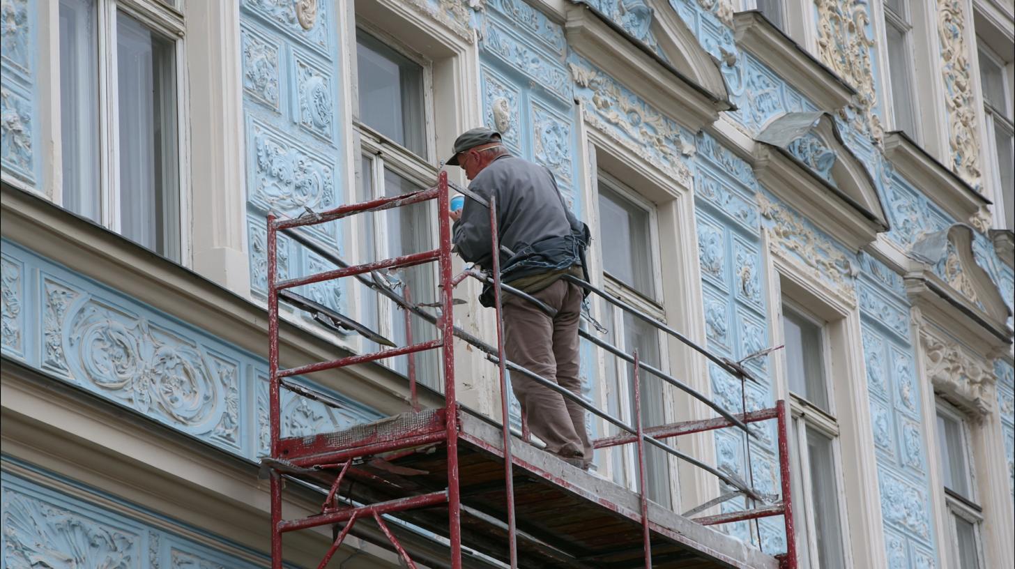 Rychlý návod k malování na fasádu (Zlín). Krok 4: Finální vrstvy a ochrana proti povětrnosti