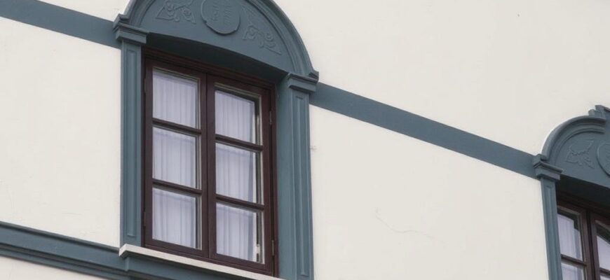 Detailní pohled na malování fasády (Ostrava)